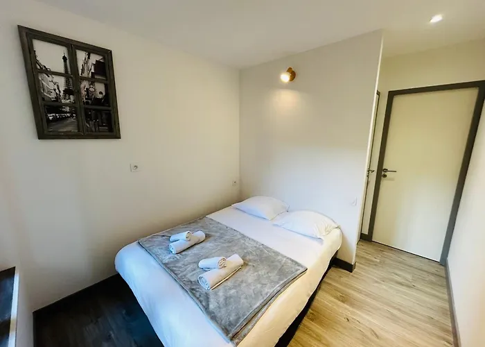 La Cour Barbatre Terrasse Apartment *