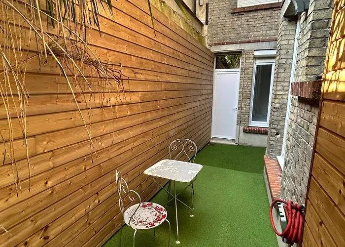 La Cour Barbatre Terrasse *